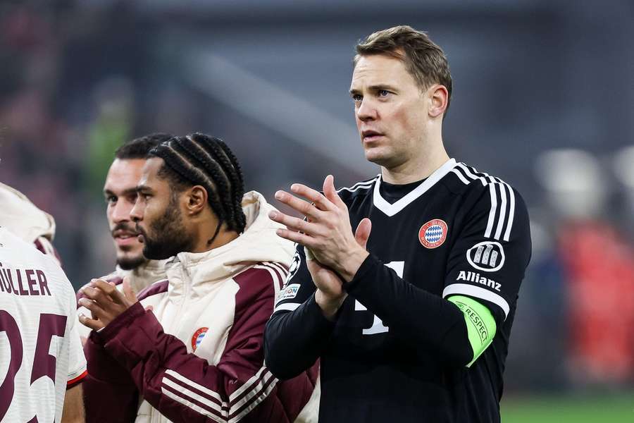 Gnabry y Neuer tras el partido contra el Benfica en noviembre