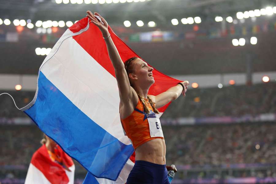 Femke Bol na haar sensationele sprint in de  4x400 meter estafette.