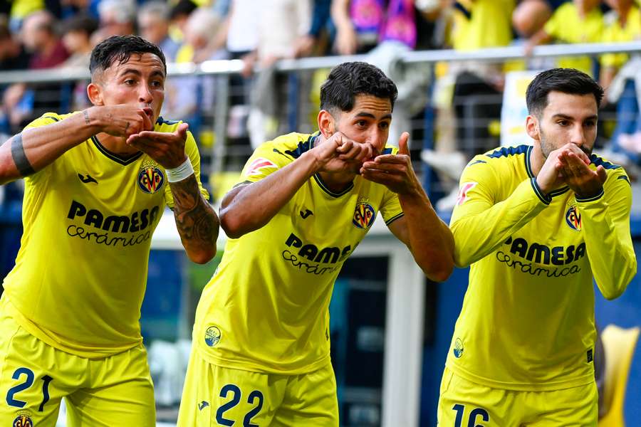 Villarreal's Spanish Ayoze Perez Gutierrez (centre) celebrates with teammates Yeremi Pino (left) and Alex Baena 