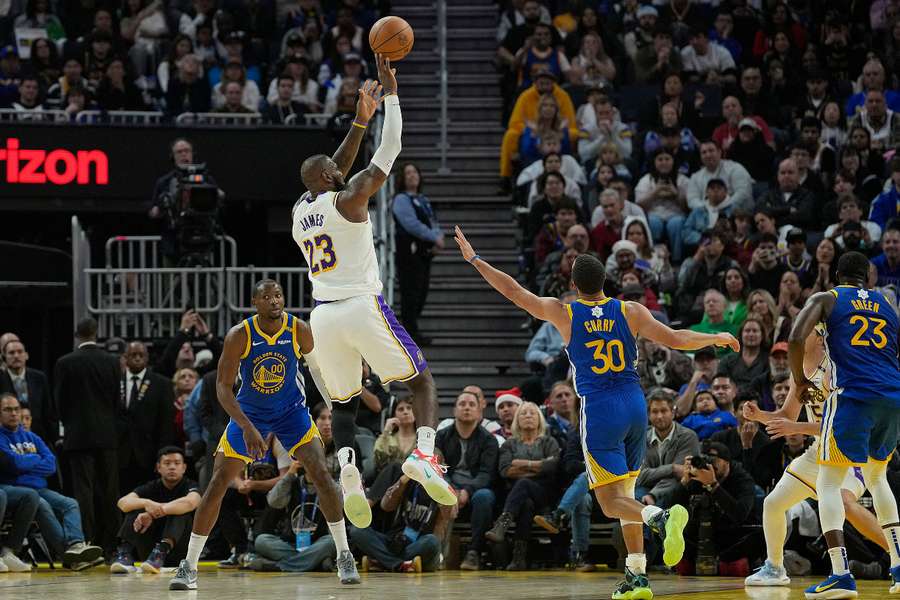 LeBron James lanza a canasta ante Curry