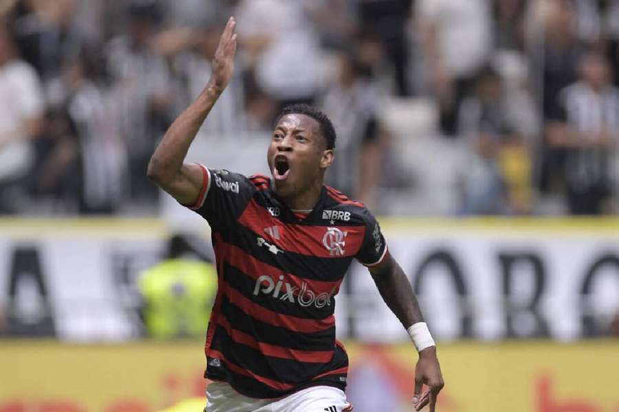 Plata está fora com dores no joelho