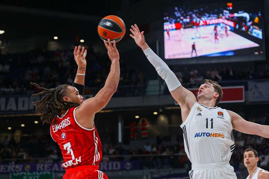 Mario Hezonja (r.) blockt Bayern-Star Carsen Edwards