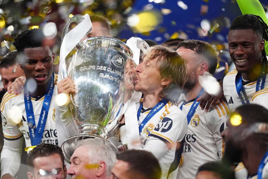 Luka Modric sărbătorește căștigarea UCL în sezonul 2023/2024 alături de Real Madrid