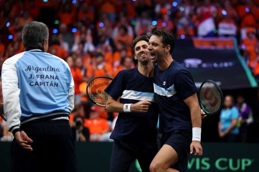 Zeballos y Molteni celebran su triunfo en el dobles y el pase de Argentina a la Final a 8 de la Davis