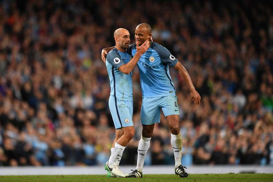 Zabaleta (esq.) e Kompany nos tempos de City