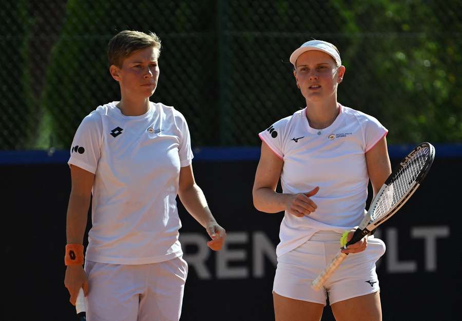 Schuurs (L) en Lamens dubbelen samen tijdens de Billie Jean King Cup