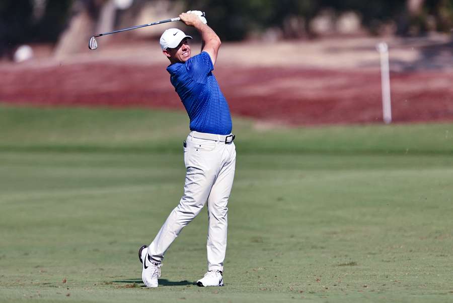 Rory McIlroy lidera