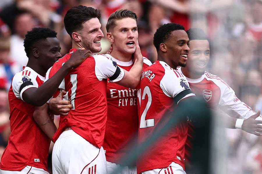Arsenal busca vitória para permanecer no topo da Premier League