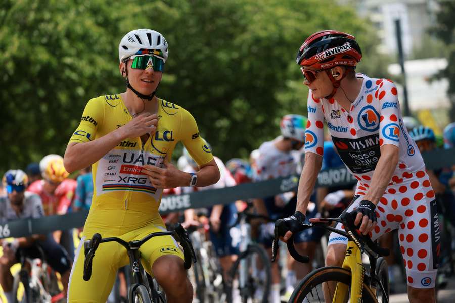 18 lipca 2026 r. Tadej Pogacar, ubrany w żółtą koszulkę, oraz Jonas Vingegaard, ubrany w koszulkę w groszki, przed startem etapu Tour de France. 18 lipca 2026 r. Tadej Pogacar, ubrany w żółtą koszulkę, oraz Jonas Vingegaard, ubrany w koszulkę w groszki, przed startem etapu Tour de France.