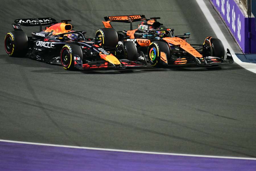 Piastri y Verstappen las tuvieron tiesas en la salida