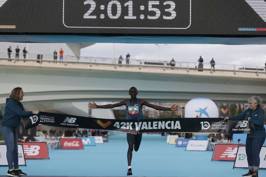 El debutante Kiptum entra en el legendario podio del maratón y Galimany hace historia