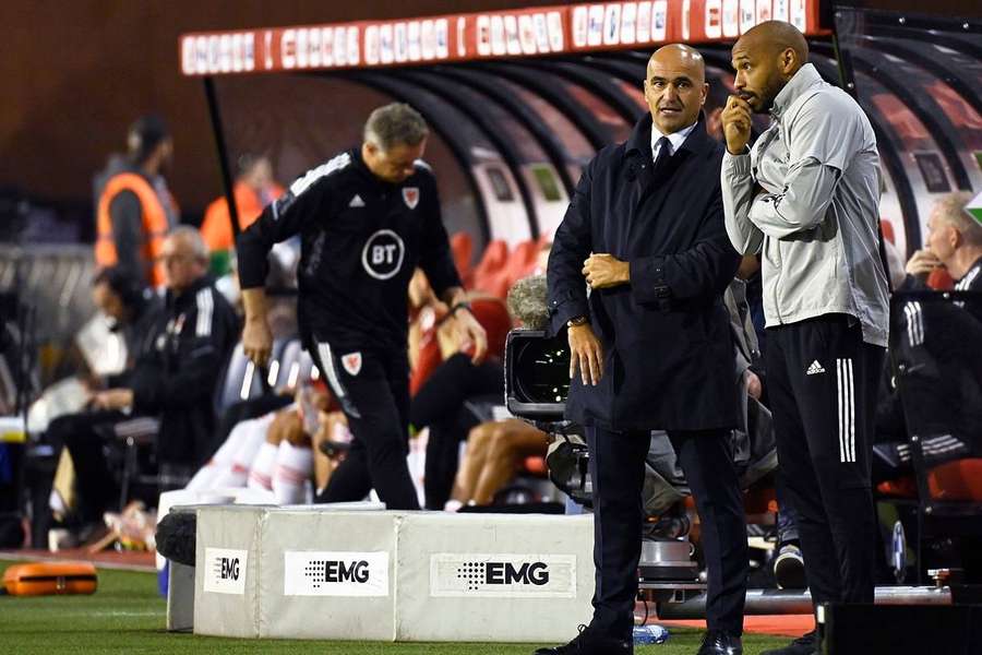 Thierry Henry aux côtés de Roberto Martinez hier soir face au Pays de Galles.