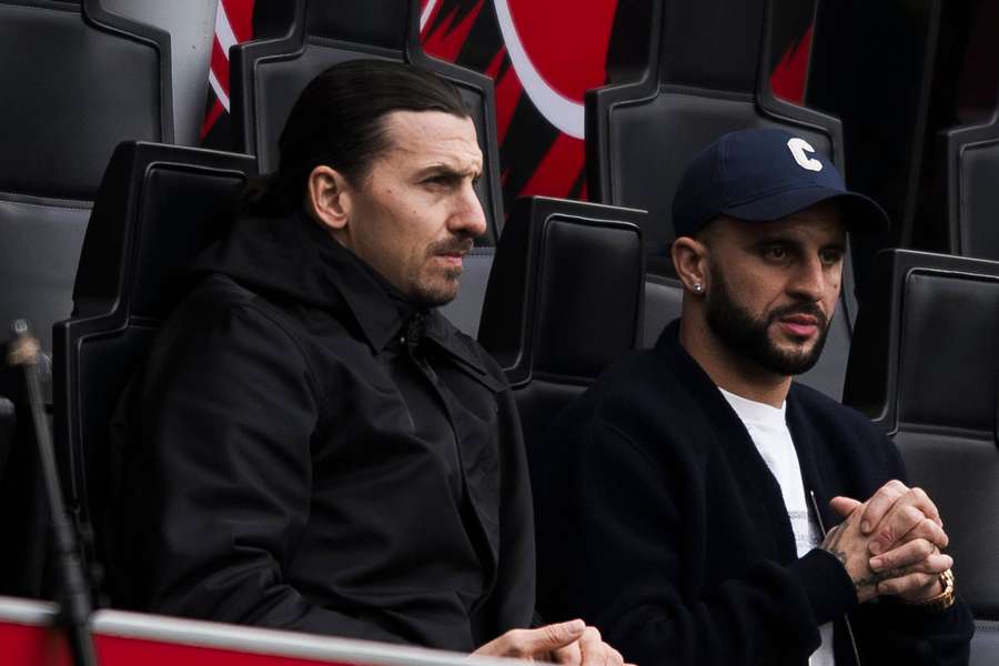 Ibrahimovic e Kyle Walker acompanharam juntos a última partida do Milan, no domingo (26)