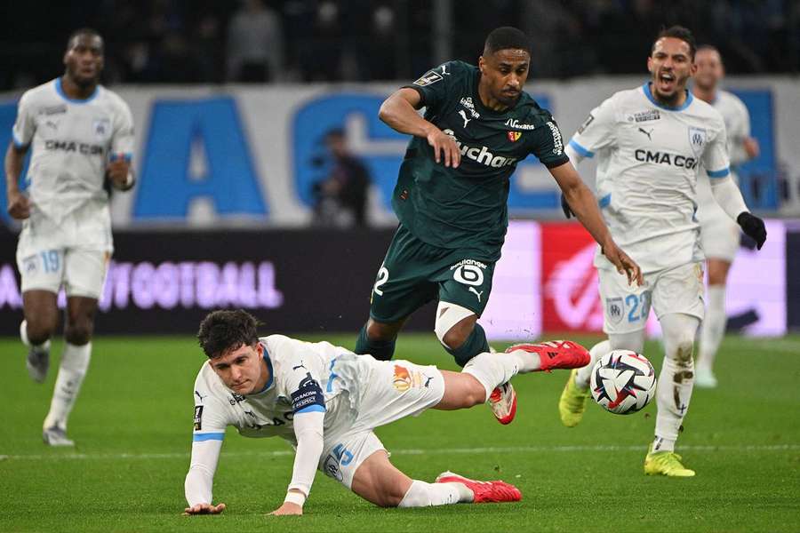 Leonardo Balerdi se bate en duelo con Wesley Said durante el partido OM-RC Lens del sábado.  