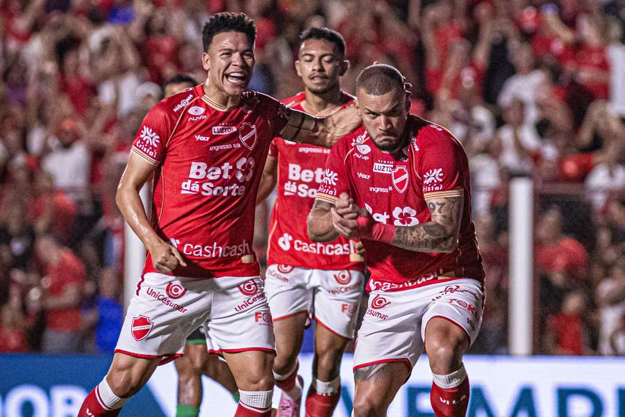 O Vila Nova se isolou na liderança da Série B