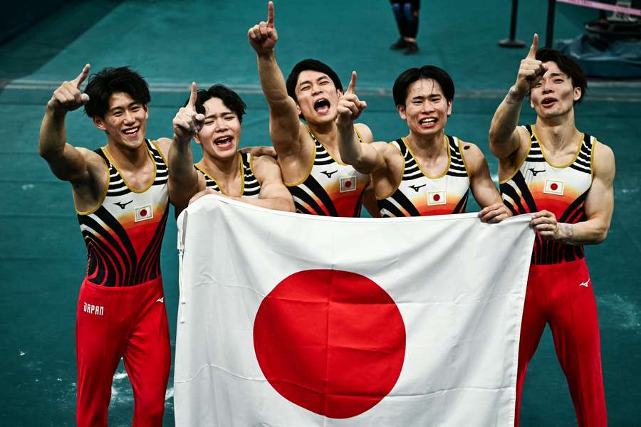 Japonia câștigă aurul olimpic pe echipe la gimnastică masculină