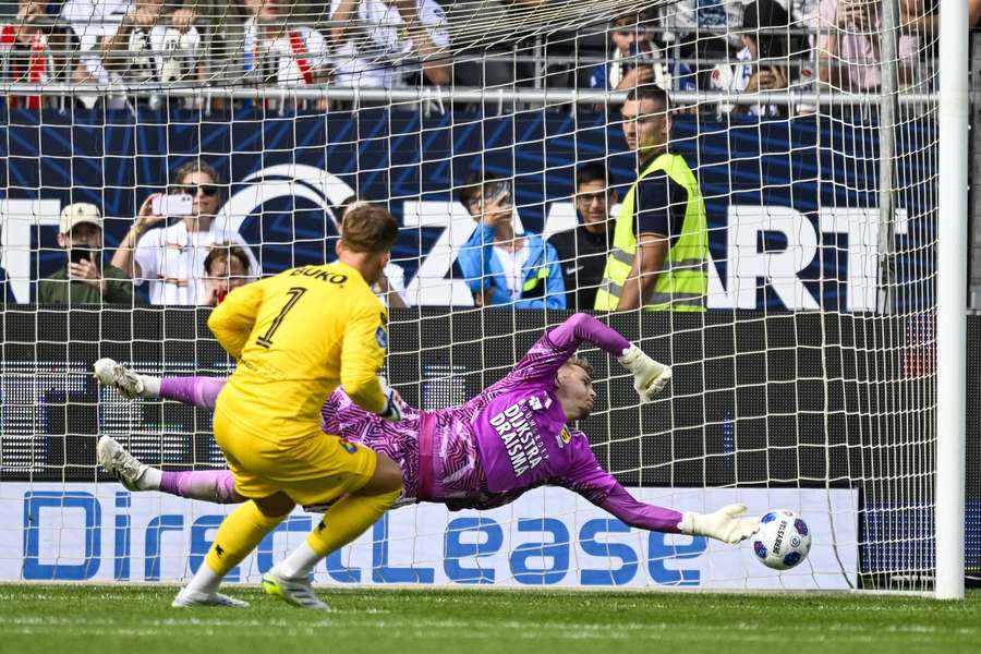 Telstar goalkeeper Ronald Koeman Jr. scores a penalty against Cambuur