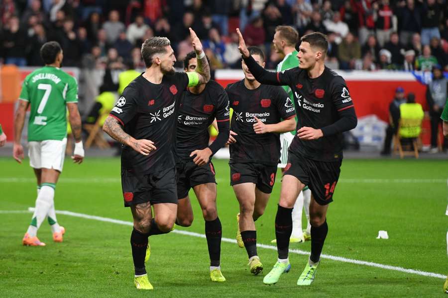 Robert Andrich celebra con sus compañeros tras el primer gol del Leverkusen ante el Newcastle Robert Andrich celebra con sus compañeros tras el primer gol del Leverkusen ante el Newcastle