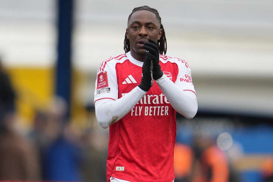 Eberechi Eze dziękuje fanom na murawie po meczu piątej rundy Pucharu Anglii pomiędzy Mansfield Town a Arsenalem