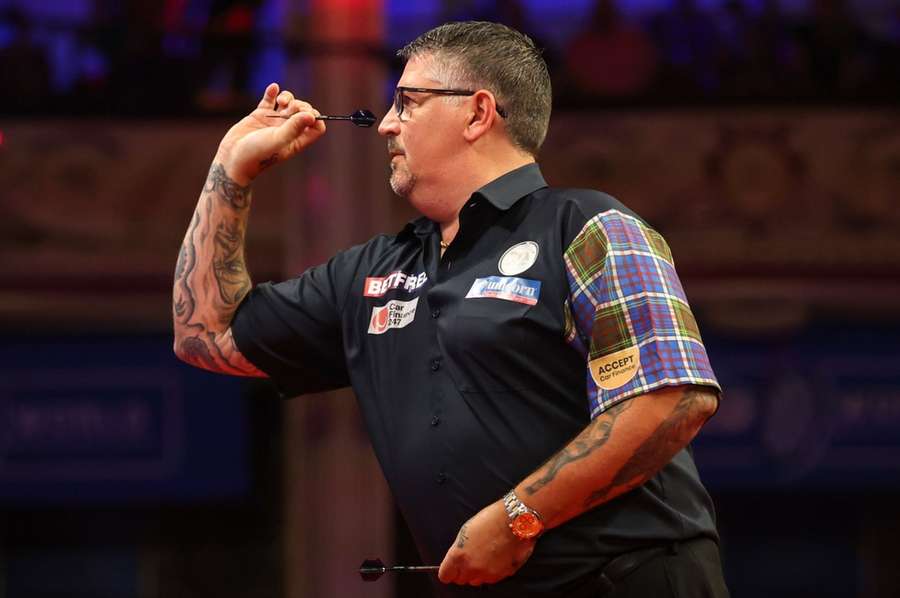 Gary Anderson wint niet zonder moeite van Chisnall