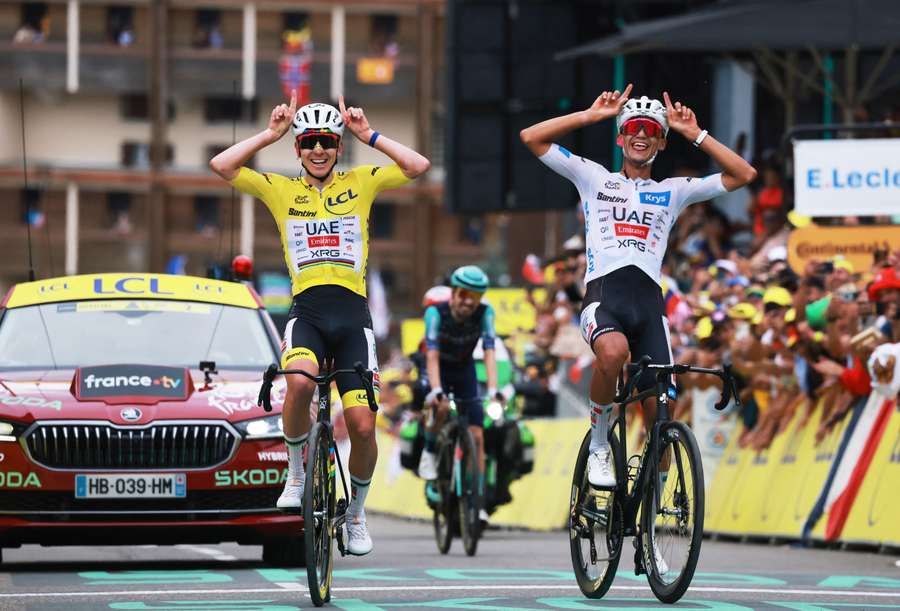 Šťastný Isaac del Toro při dojezdu do Alpe d'Huez po boku Tadeje Pogačara.