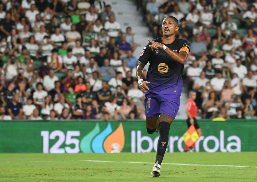 Raphinha célèbre le premier but du FC Barcelone lors du match de Liga entre Elche CF et le FC Barcelone au stade Martínez Valero, le 23 août 2026