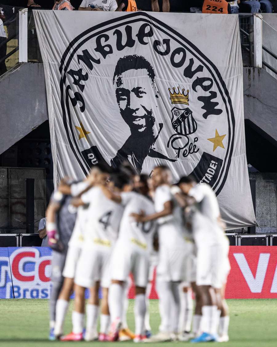 Transparent s Pelém na zápase Santosu na stadionu Vila Belmiro.