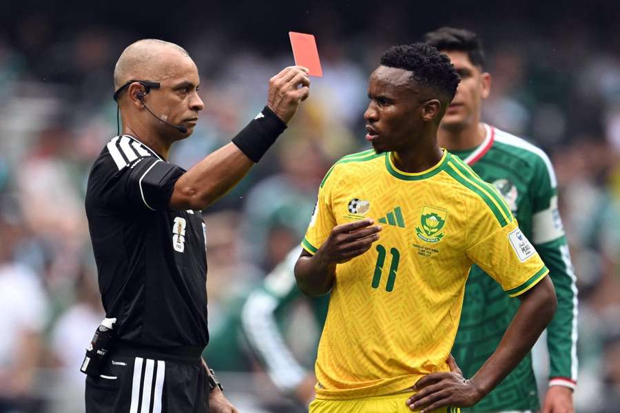 Wilton Pereira Sampaio expulsou três no jogo de abertura da Copa Wilton Pereira Sampaio expulsou três no jogo de abertura da Copa