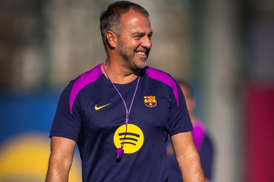 Hansi Flick durante a última sessão de treinamento do Barça