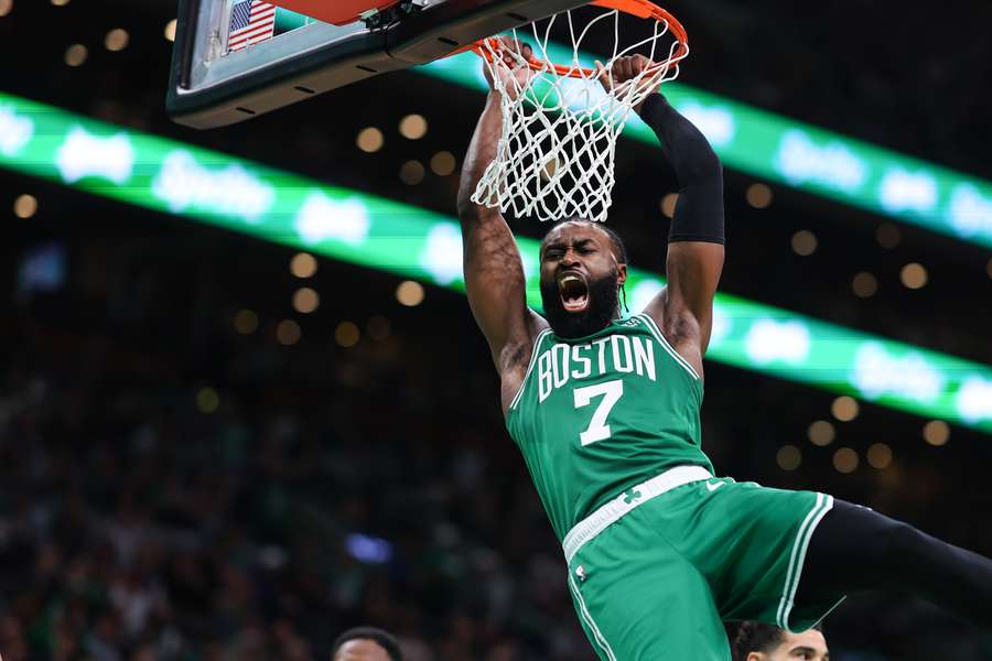 Jaylen Brown fazendo a alegria da torcida no TD Garden