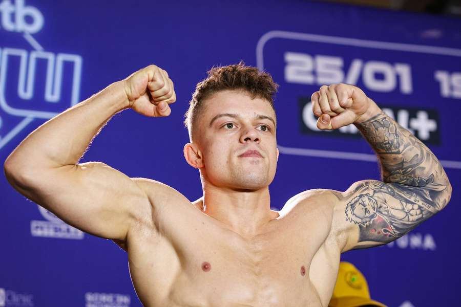 Waleczny Soldajew poddany przez Kaczmarczyka, który zdobył tymczasowy pas na gali KSW 112