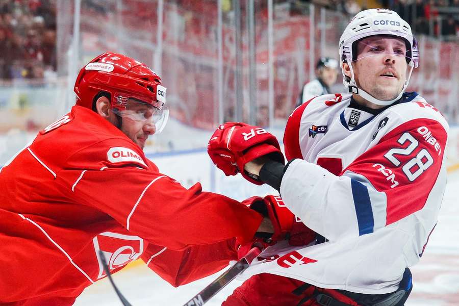 Gernát (vpravo) v súboji s krajanom Jarošom (vľavo). Gernát (vpravo) v súboji s krajanom Jarošom (vľavo).