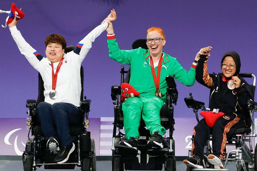 A atleta portuguesa Cristina Gonçalves (no centro) festeja a conquista da medalha de ouro na final de Boccia BC2 dos Jogos Paralímpicos