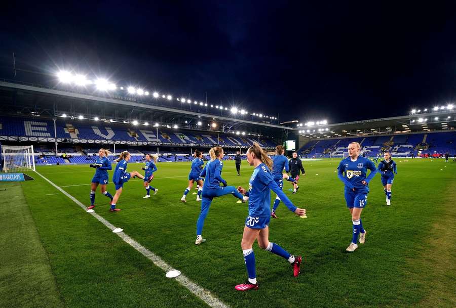 Les joueurs s'échauffent à Goodison