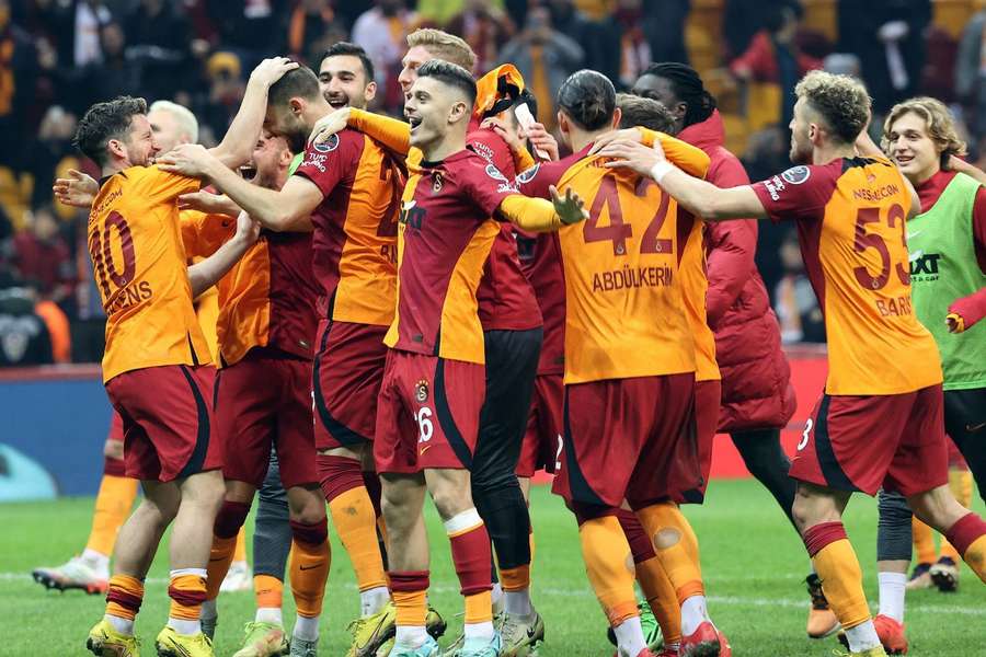 Galatasaray tem mais um ponto que o Fenerbahçe de Jorge Jesus