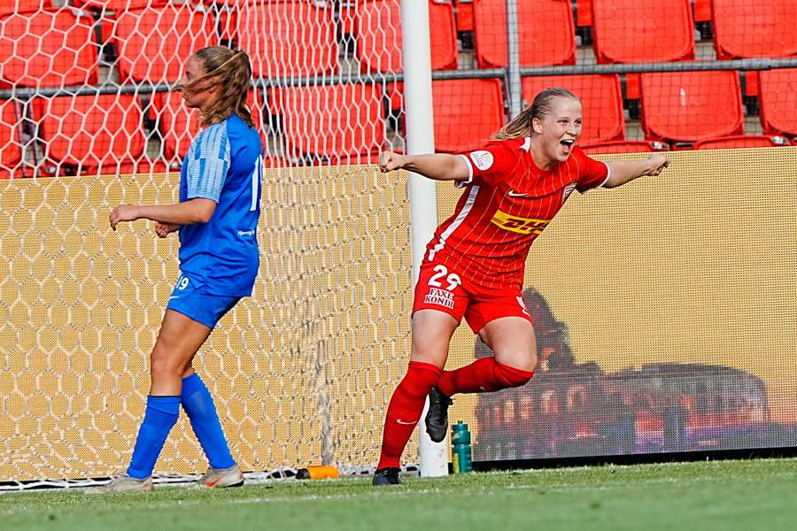 Emilía Ásgeirsdóttir jubler efter sin scoring til 2-0