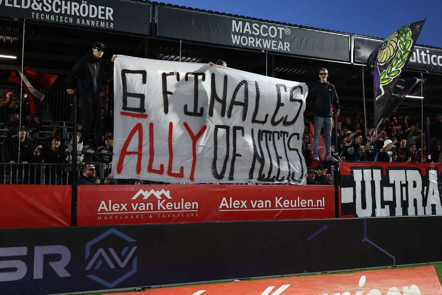 Supporters van Almere City FC tonen na de gewonnen wedstrijd tegen MVV een spandoek