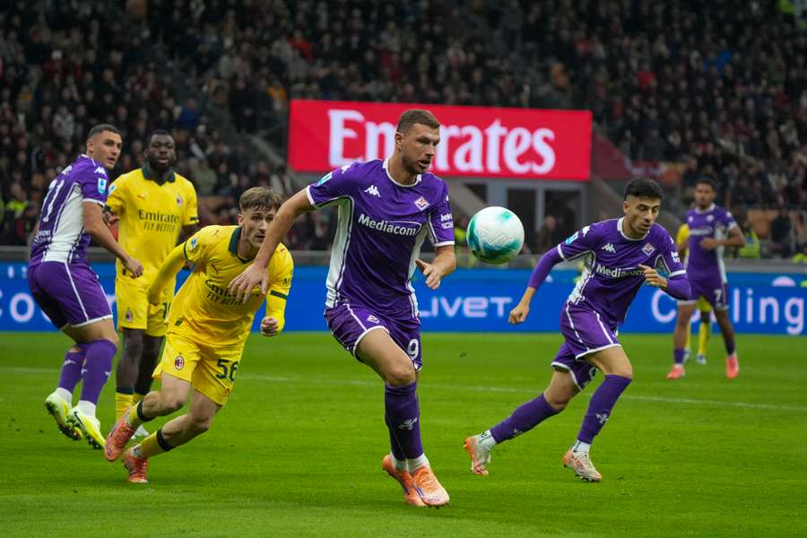 Edin Dzeko nel match perso dalla Fiorentina contro il Milan