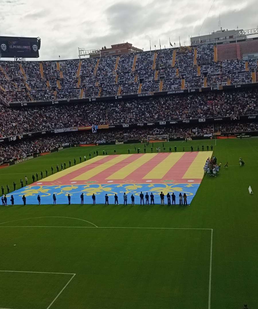 A Senyera desenrolada no início da cerimónia