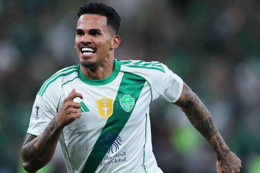 Galeno marcou e assistiu