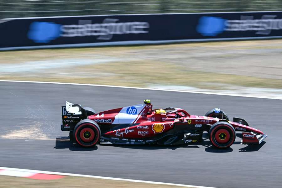 Lewis Hamilton em pista em Suzuka
