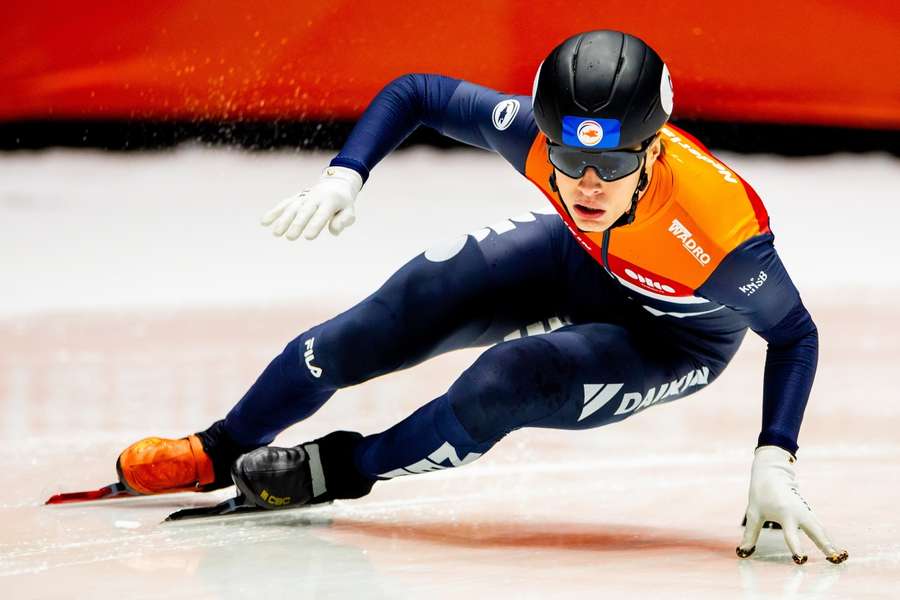 Jens van 't Wout in actie tijdens de voorronden 500 meter op het WK shorttrack