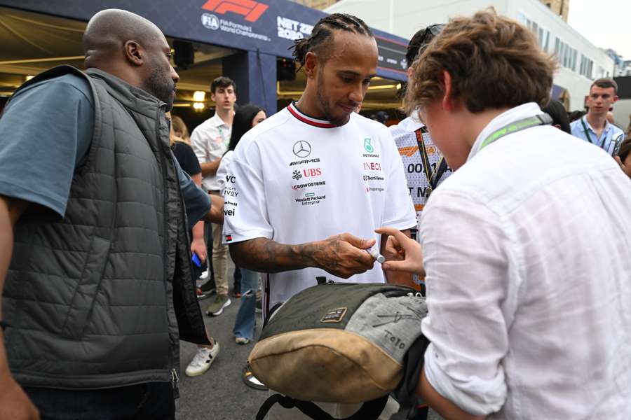 Button espera ver Hamilton lutando na parte de cima da Fórmula 1 em 2024