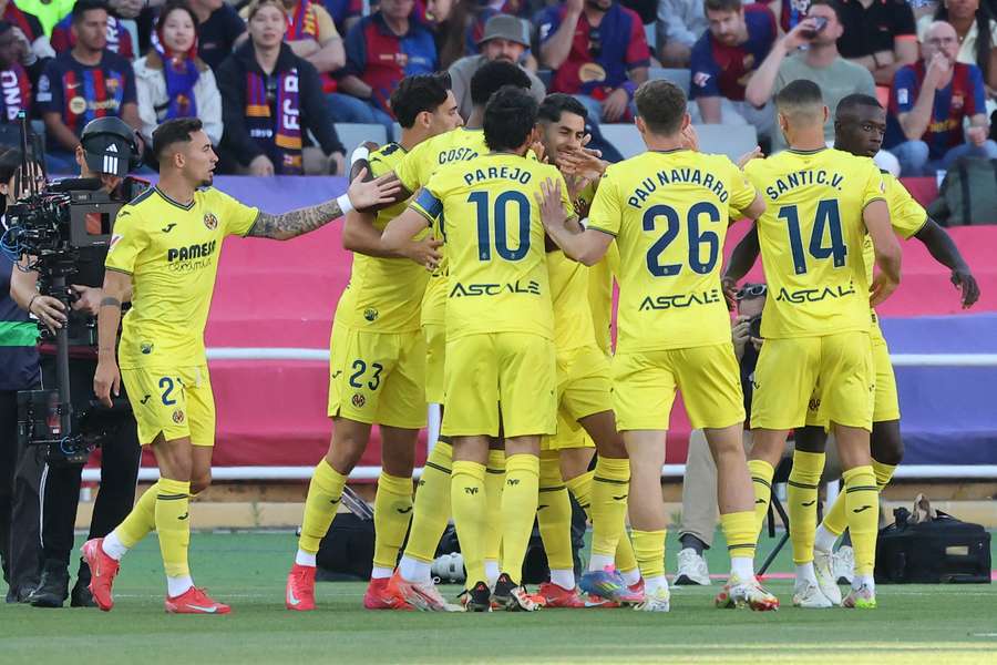 Jogadores do Villarreal festejam o golo de Ayoze em Montjuïc Jogadores do Villarreal festejam o golo de Ayoze em Montjuïc