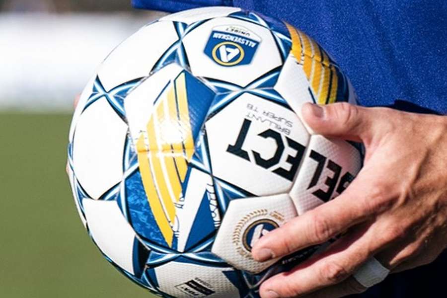 Jogador atua nos escalões profissionais da Suécia