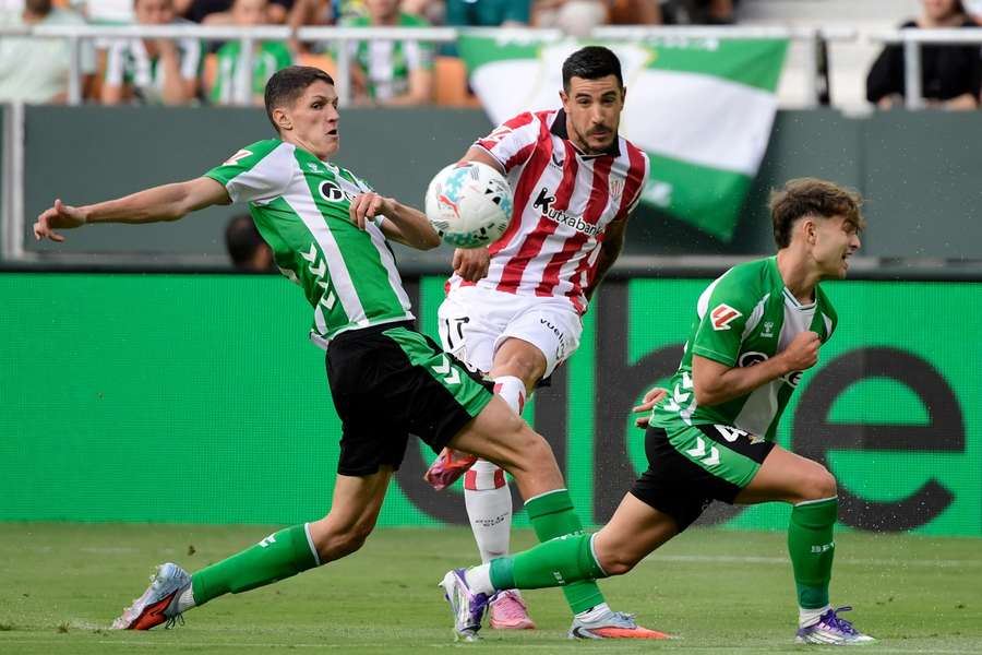 Yuri chuta ante Altimira y Ángel Ortiz