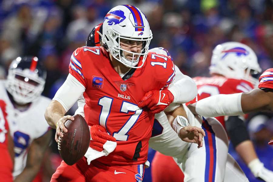 Josh Allen had het vorige week tegen de NY Giants niet makkelijk Josh Allen had het vorige week tegen de NY Giants niet makkelijk