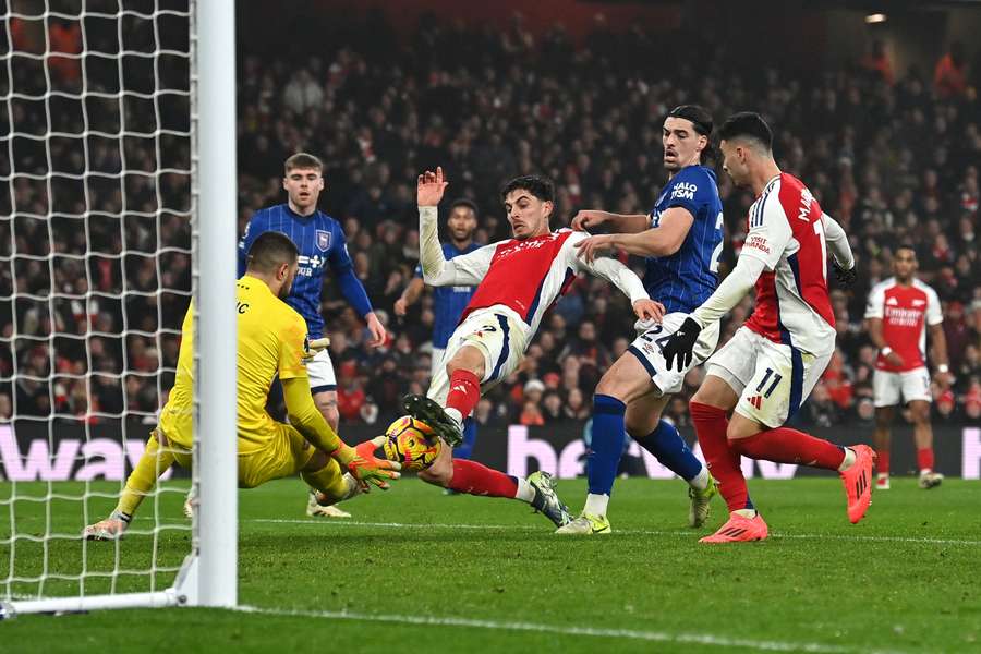 Arsenal pokonał beniaminka i przeskoczył Chelsea, Kiwior rezerwowym. Bez goli w Brighton