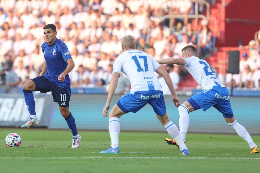 Mohamed Elyounoussi flankeret af tjekkiske forsvarere