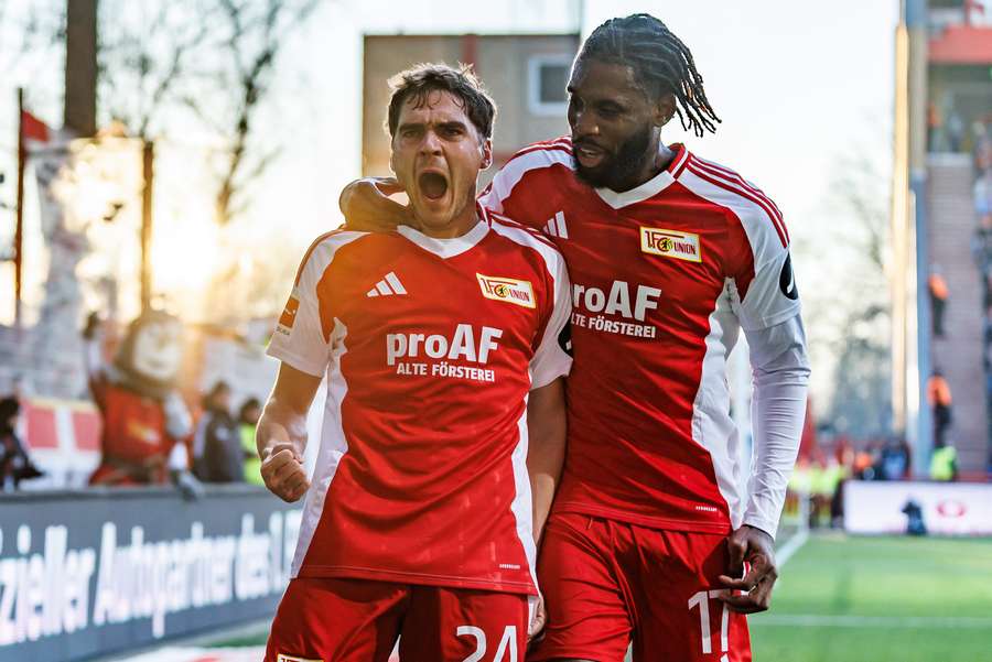 Robert Skov esulta per il gol segnato al Mainz
